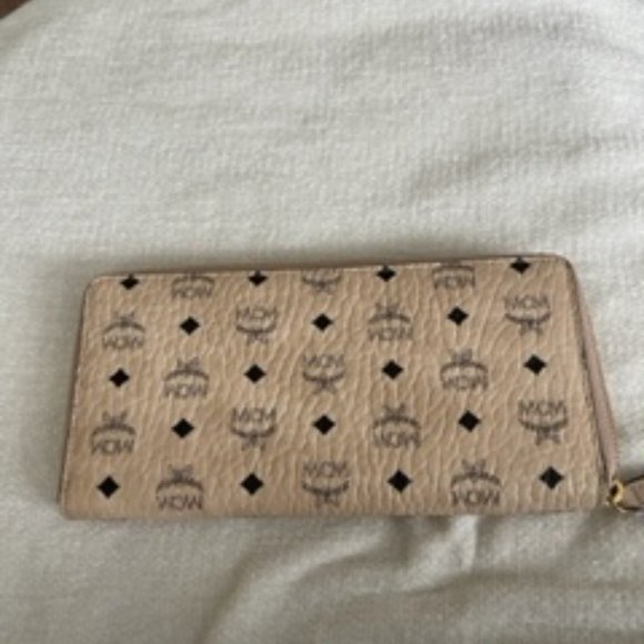 MCM Handbag and matching wallet - Picture 6 of 7